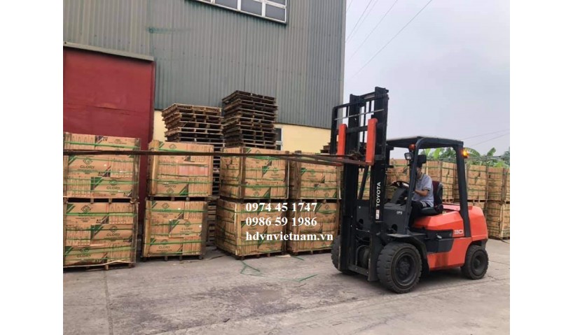 Xe nâng 3 tấn Toyota FDZN30 tại kho gạch men, kho thiết bị vệ sinh Mạnh Cường, Hà Đông, Hà Nội